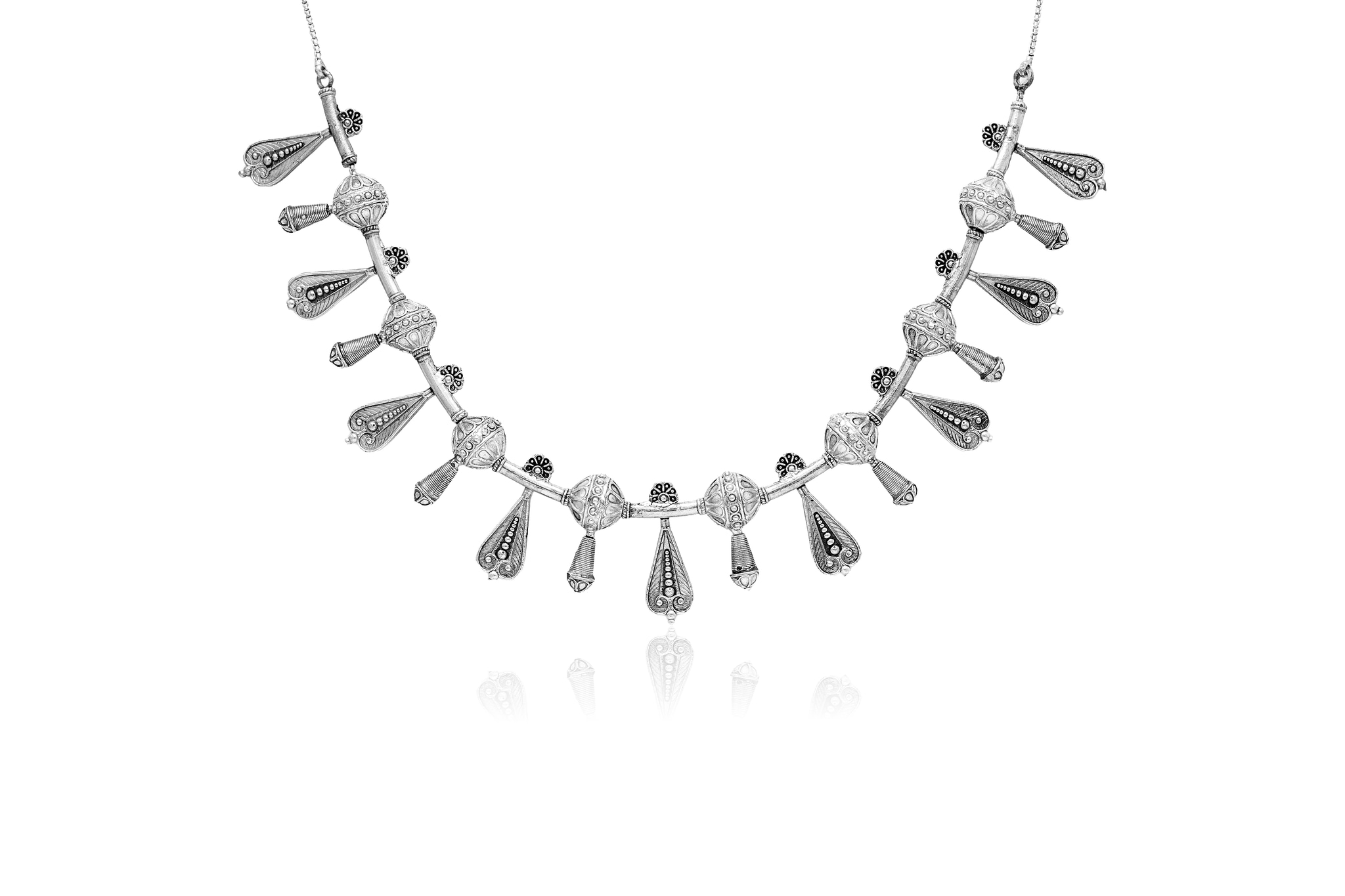 TRIBAL ELEGANCE SILVER NECKLACE