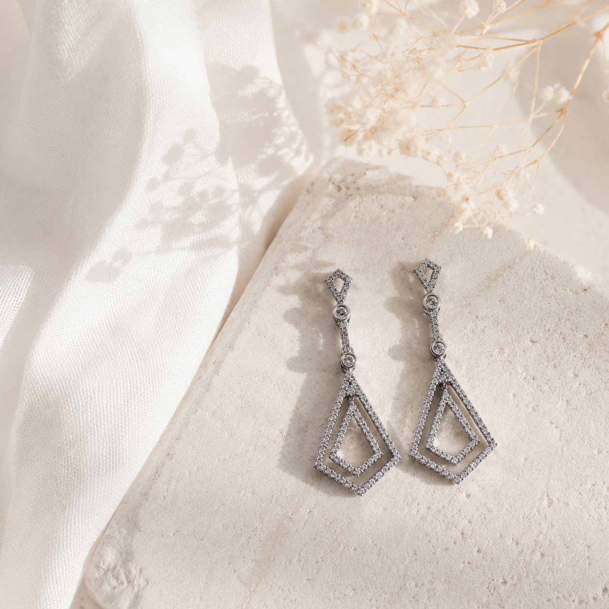 GLITTERING MINIMALIST SILVER EARRINGS