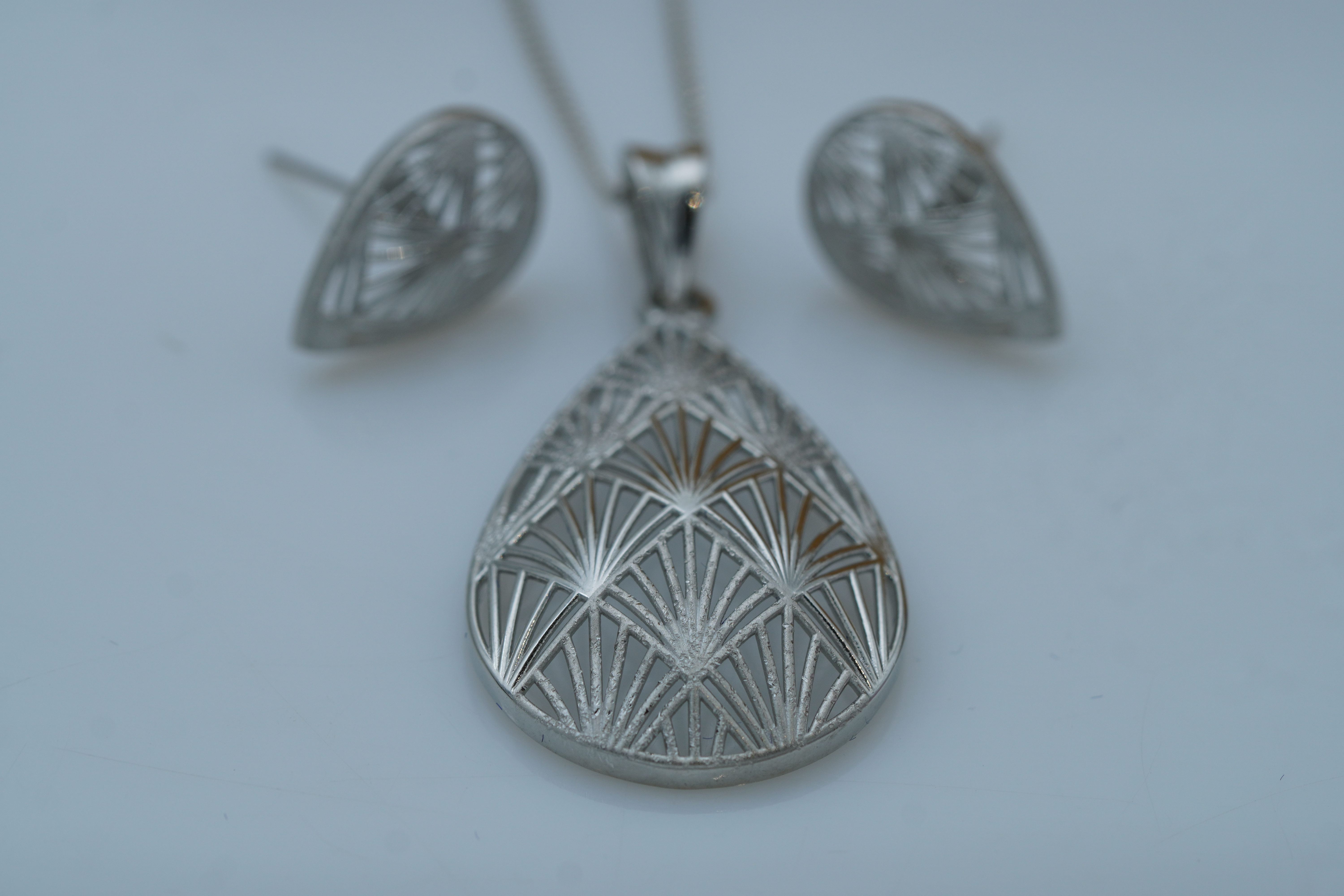RADIANT SUNBURST SILVER PENDANT SET