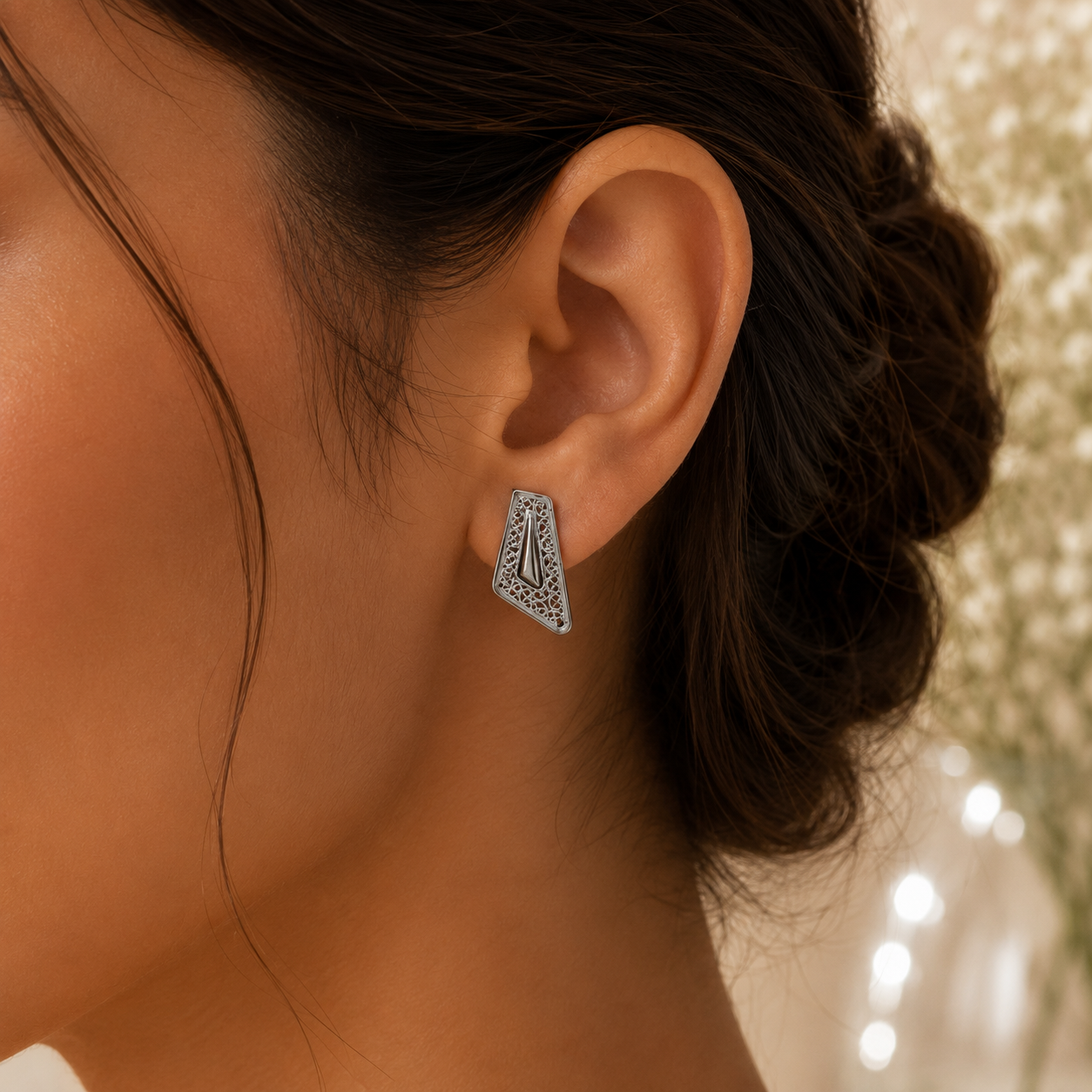 POISE SILVER STUD EARRINGS